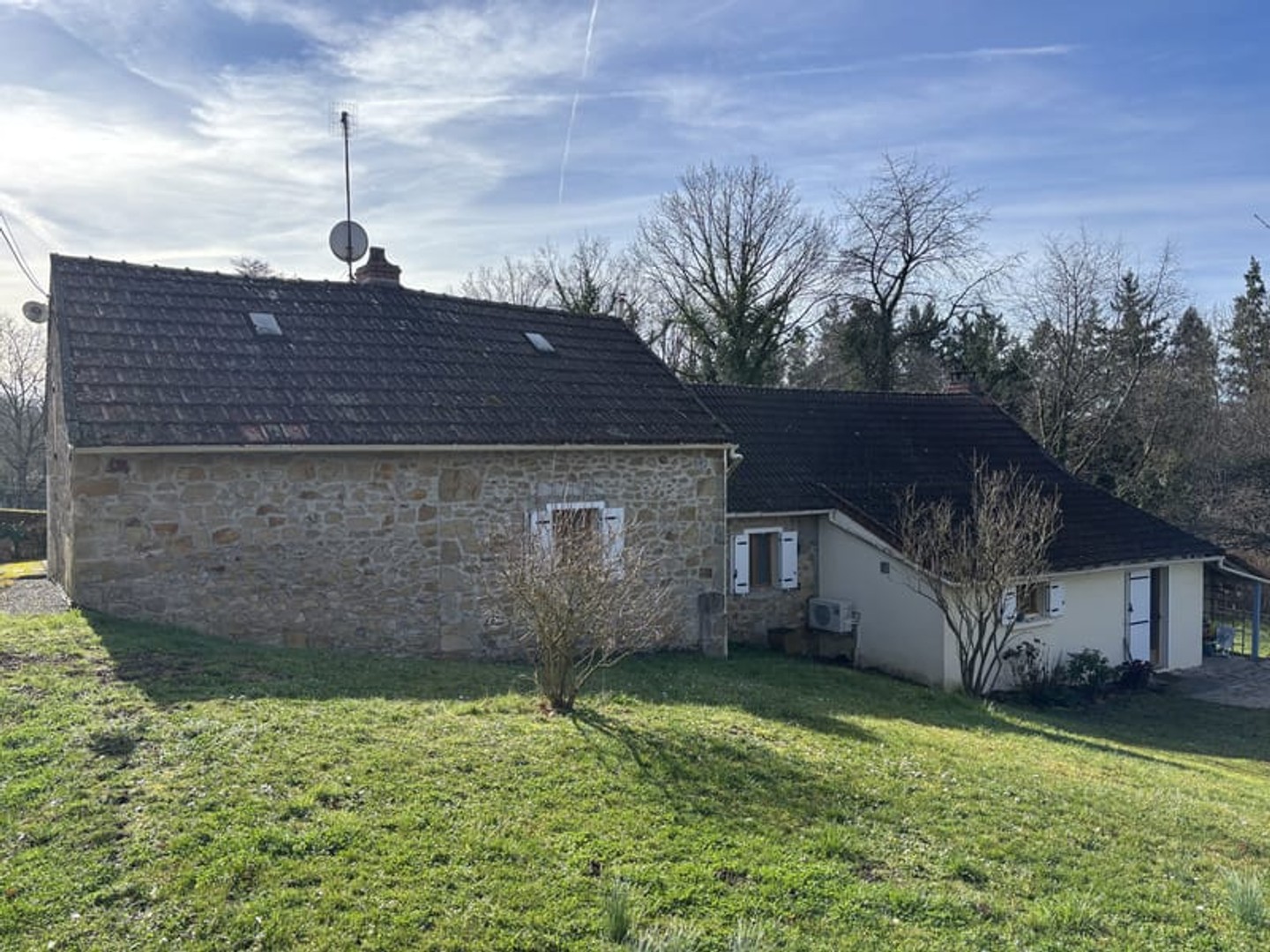 Montvicq Maison récemment rénovée avec un terrain de 3 389 m2 au bord de la forêt