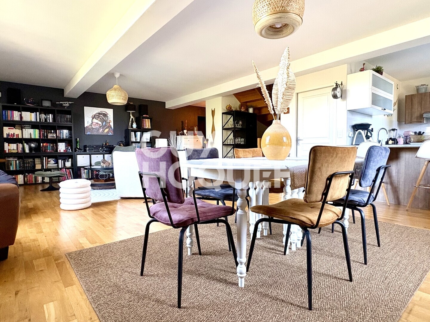 Beau duplex avec grands volumes et deux places de stationnements