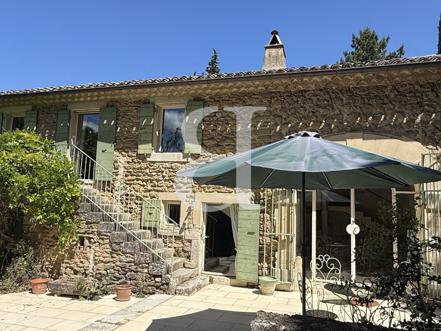Propriété avec piscine et grand terrain Région GRIGNAN.