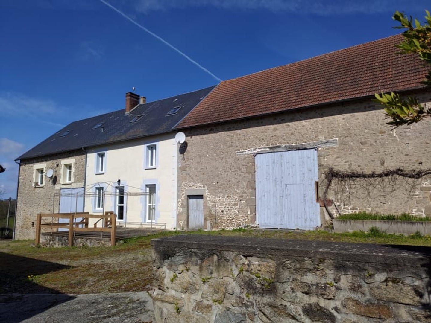 PROPRIÉTÉ DE CHARME ENTIÈREMENT RÉNOVÉE - MAISON 5 CHAMBRES ( possible 1 de +) ET 2 APPARTEMENTS INDÉPENDANTS - GRANGE - 4 600 M² DE PRAIRIE - IDÉAL GÎTES OU LOCATION SAISONNIÈRE