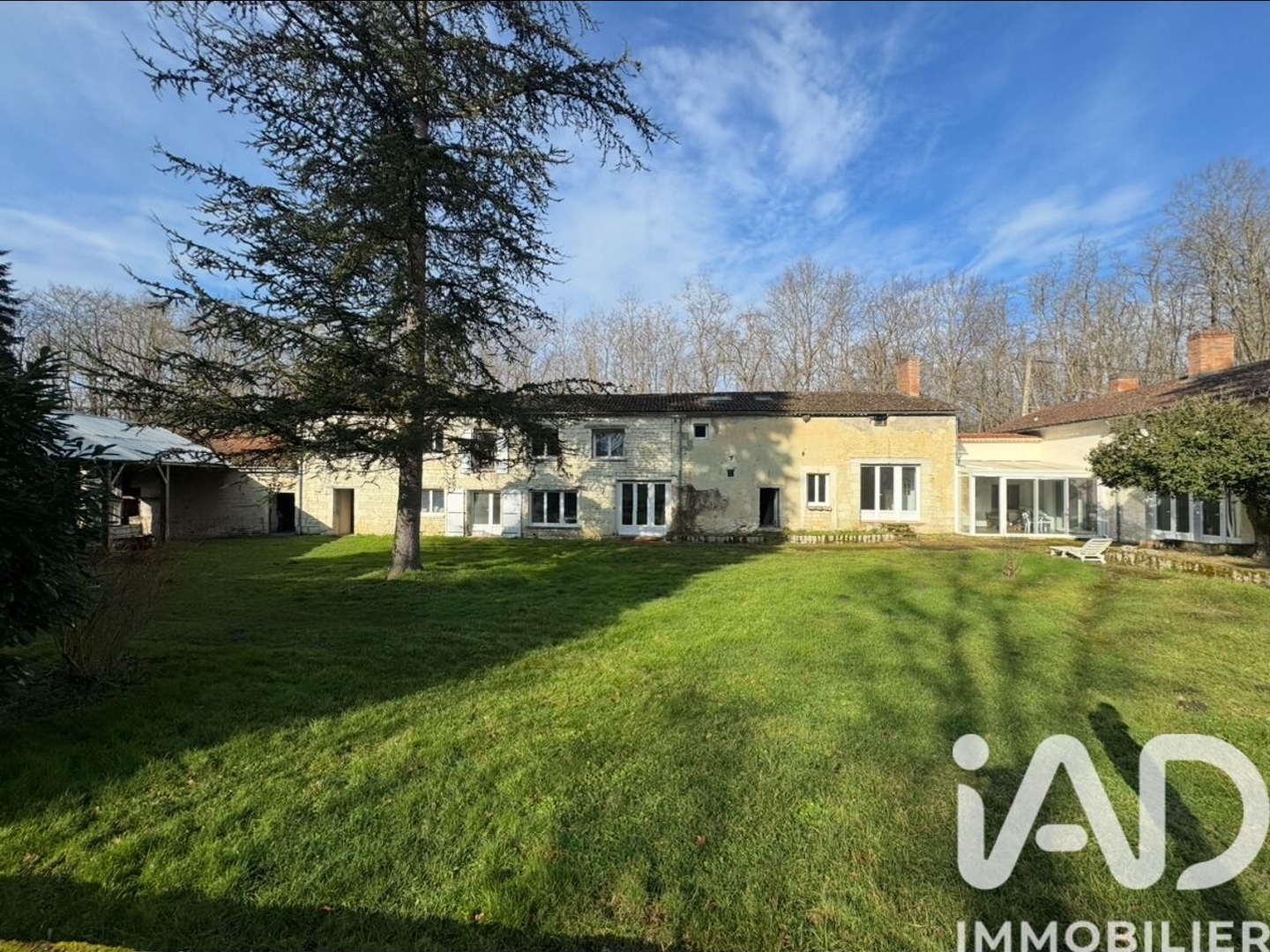 Maison à vendre - 10 pièces - 265m2 - Monts-Sur-Guesnes (86420)