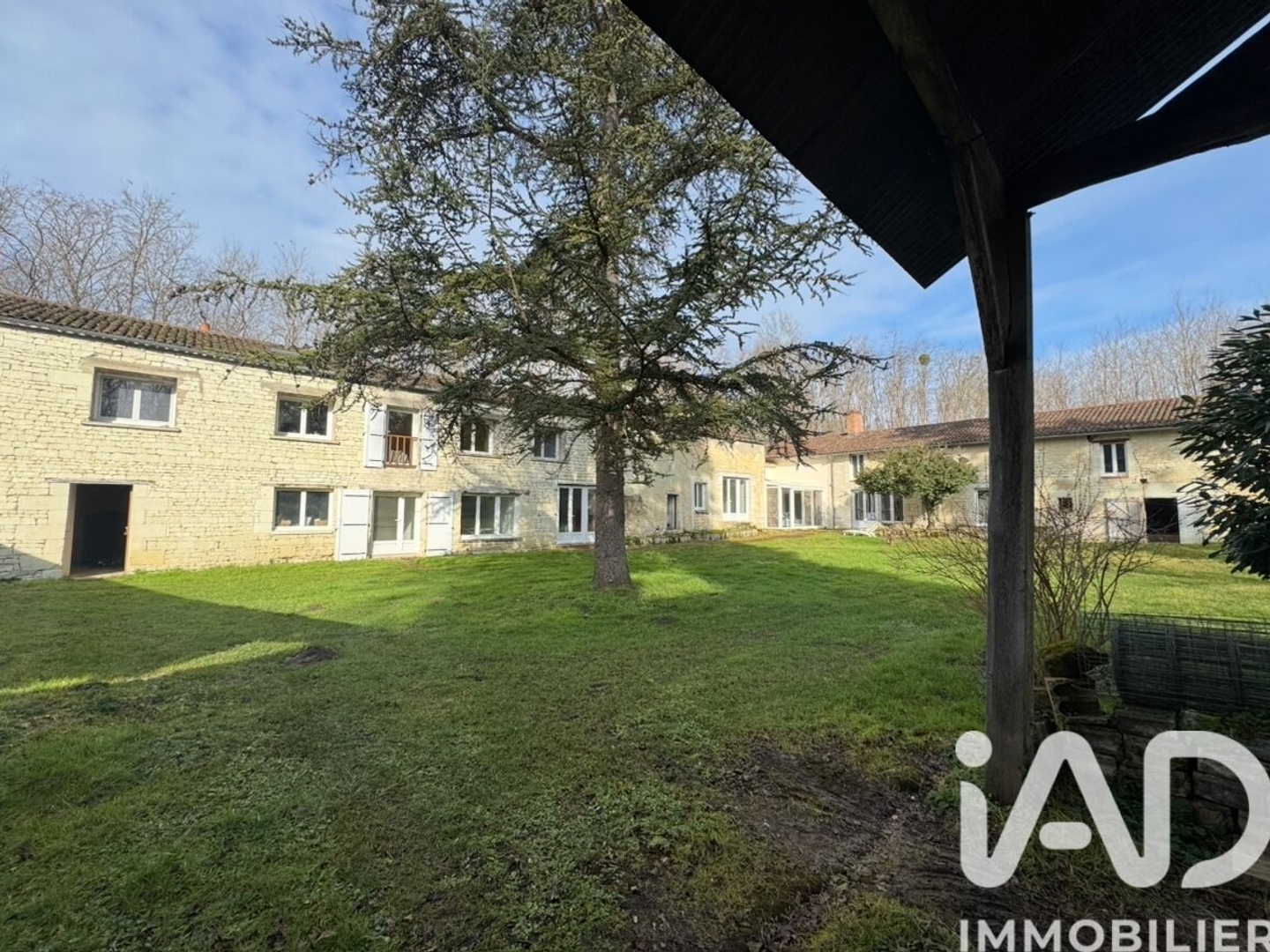 Maison à vendre - 10 pièces - 265m2 - Monts-Sur-Guesnes (86420)