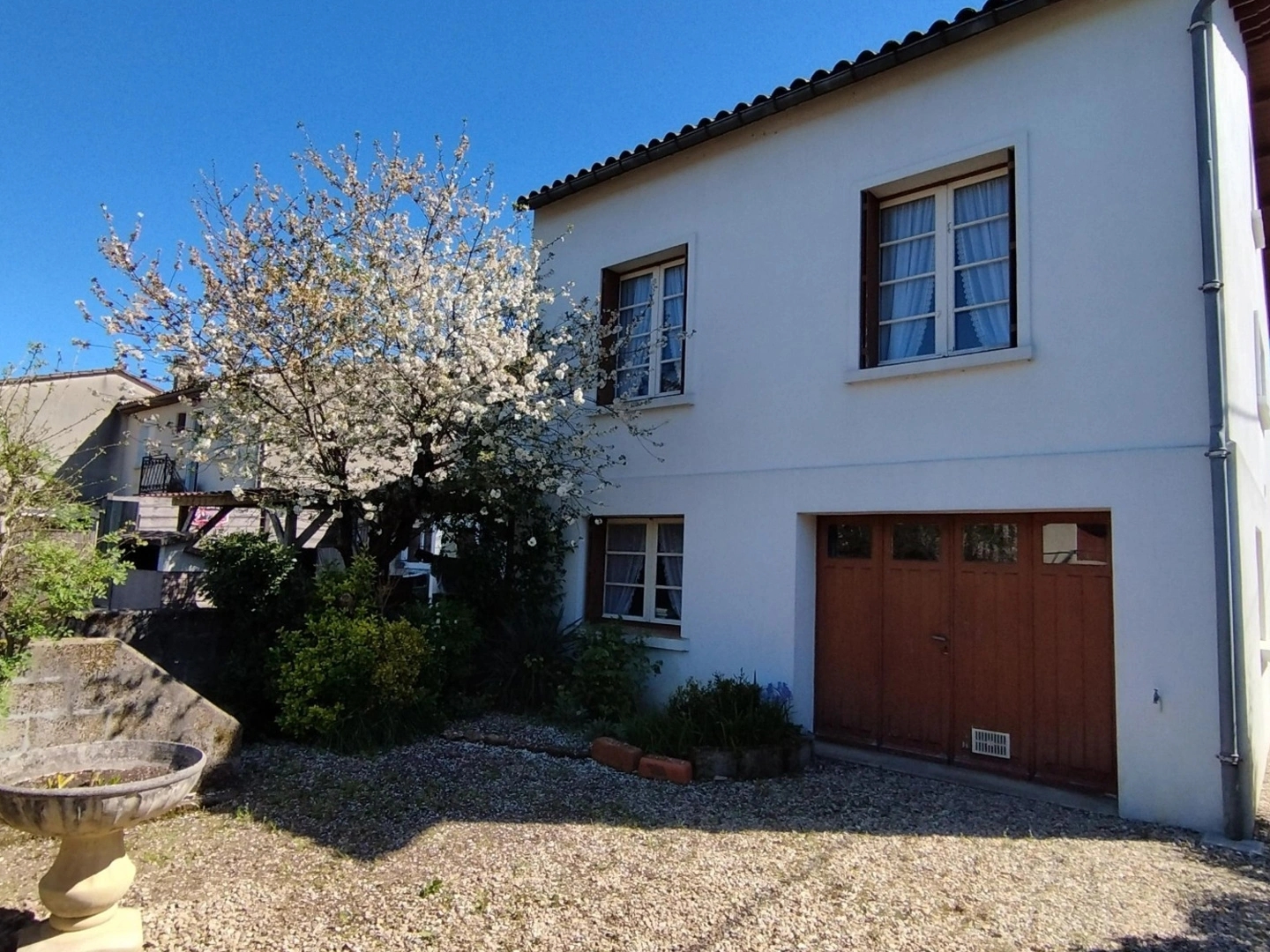 OFFRE ACCEPTEE /Charente, Ruelle sur Touvre, maison 3 chambres sur sous-sol, jardin et garage 36m²