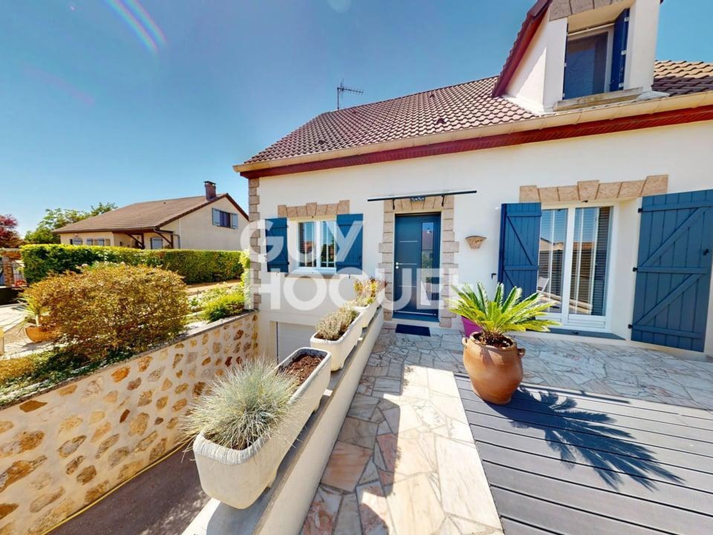 Exclusivité à vendre maison avec jardin, piscine et sous-sol complet