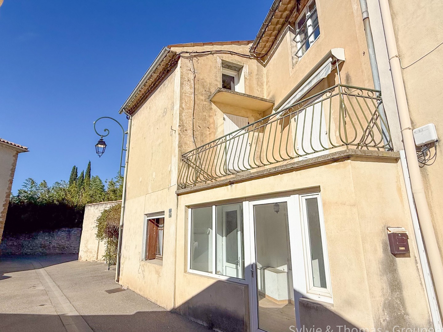 Piolenc, centre village, maison de 85m2 avec terrasse et grenier d'environ 56m2 aménageable
