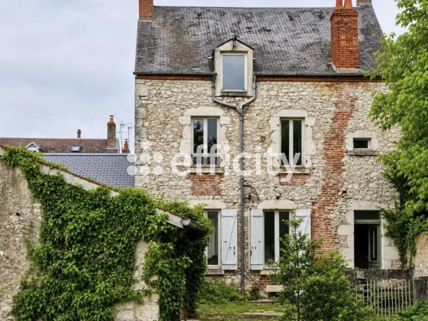 Maison à vendre - 5 pièces - 126m2 - Mehun-Sur-Yèvre (18500)