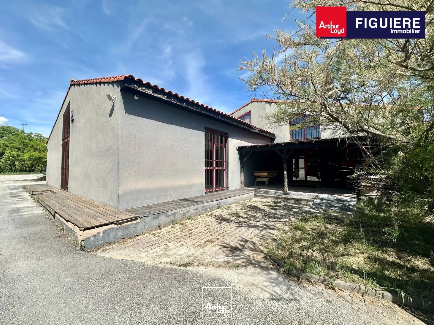 Bâtiment indépendant à VENDRE sur la ZI DES JALASSIERES à EGUILLES.