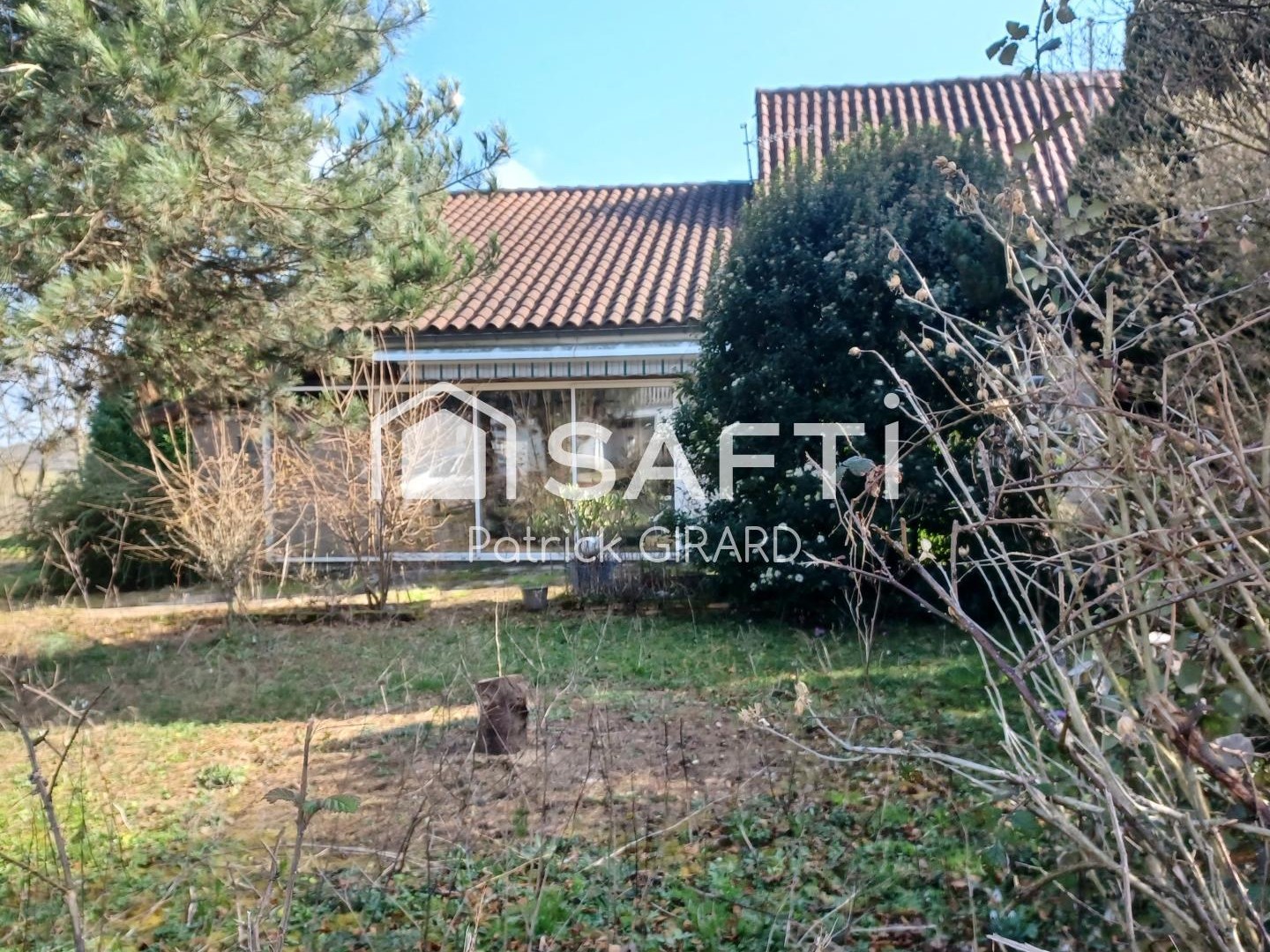 Maison disponible à Romenay avec terrain grange et écurie.