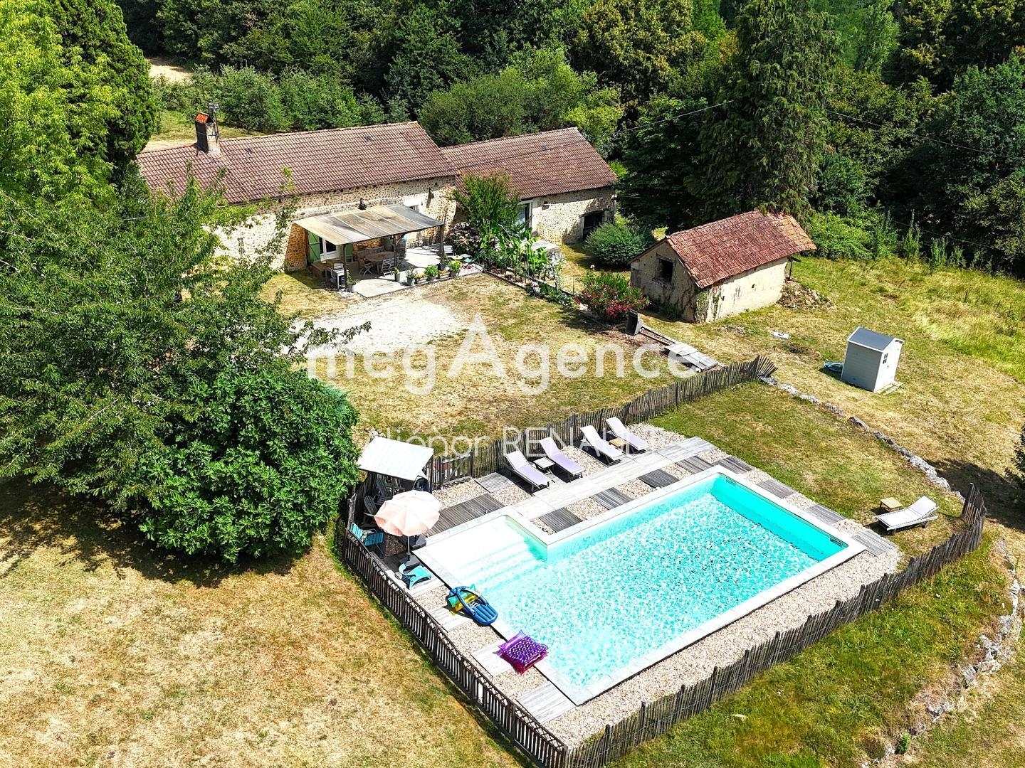 Maison en pierre avec piscine, gîte et dépendances - 203 m2