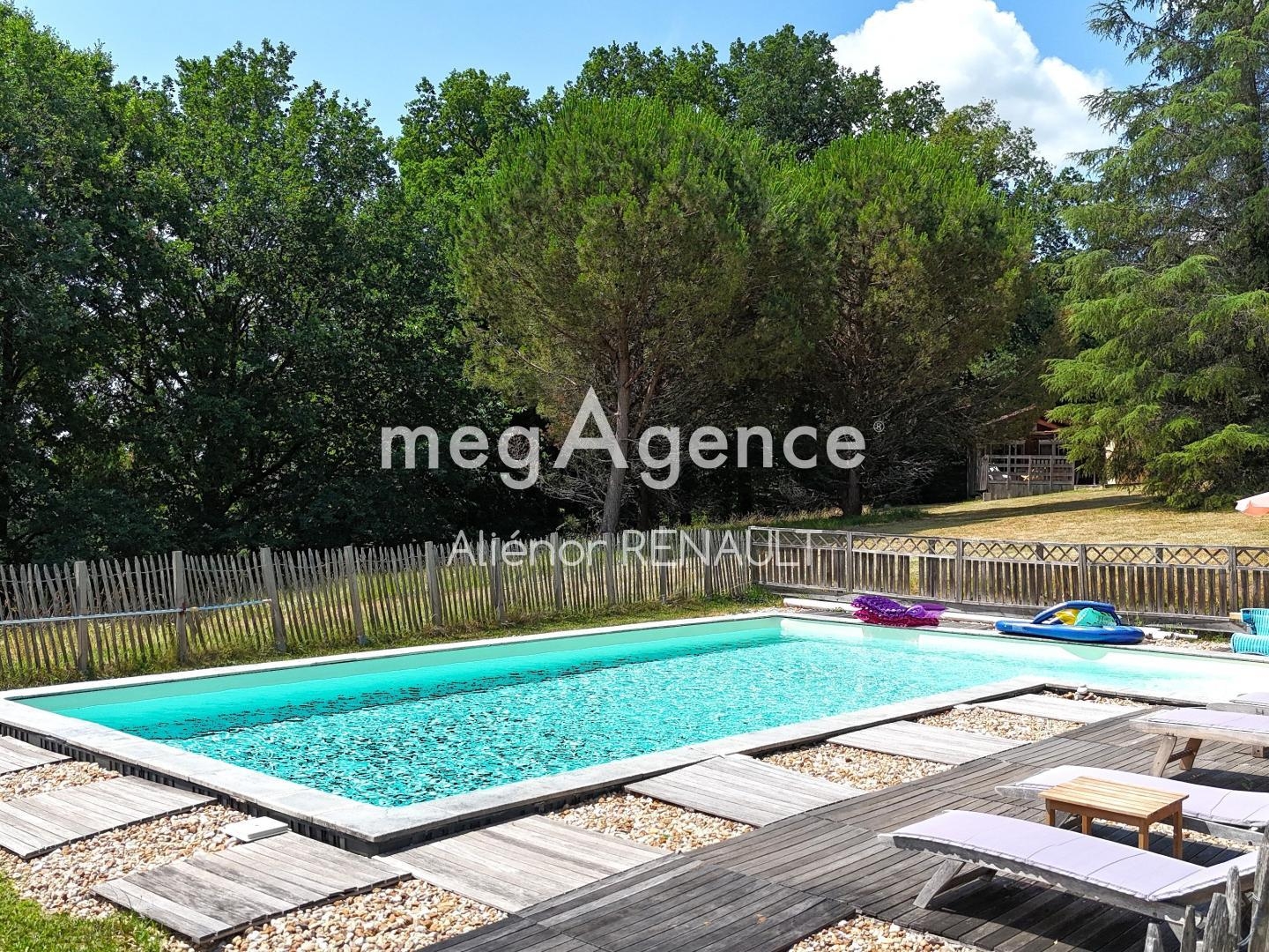 Maison à vendre - 6 pièces - 203m2 - Salon (24380)