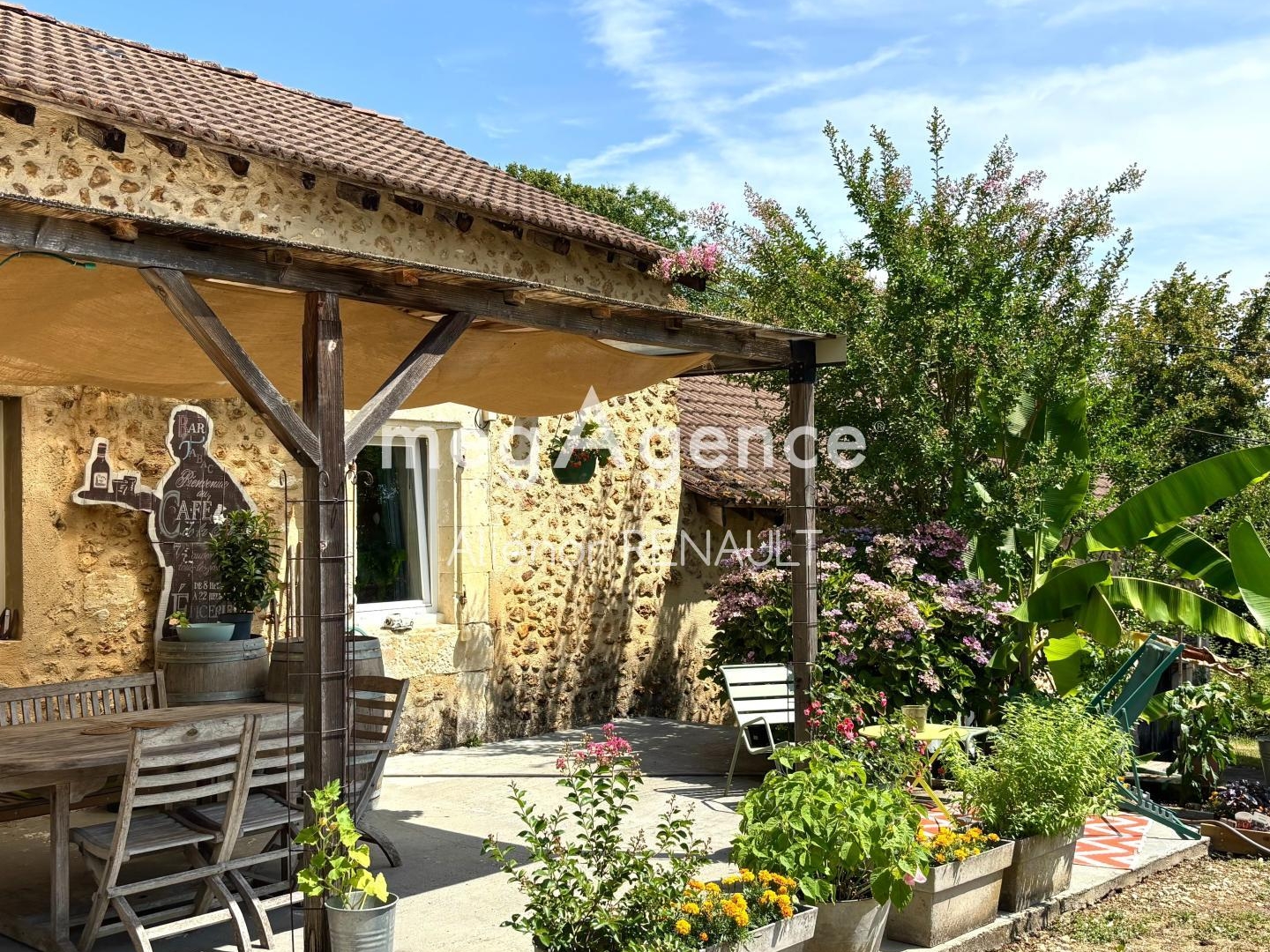 Maison à vendre - 6 pièces - 203m2 - Salon (24380)