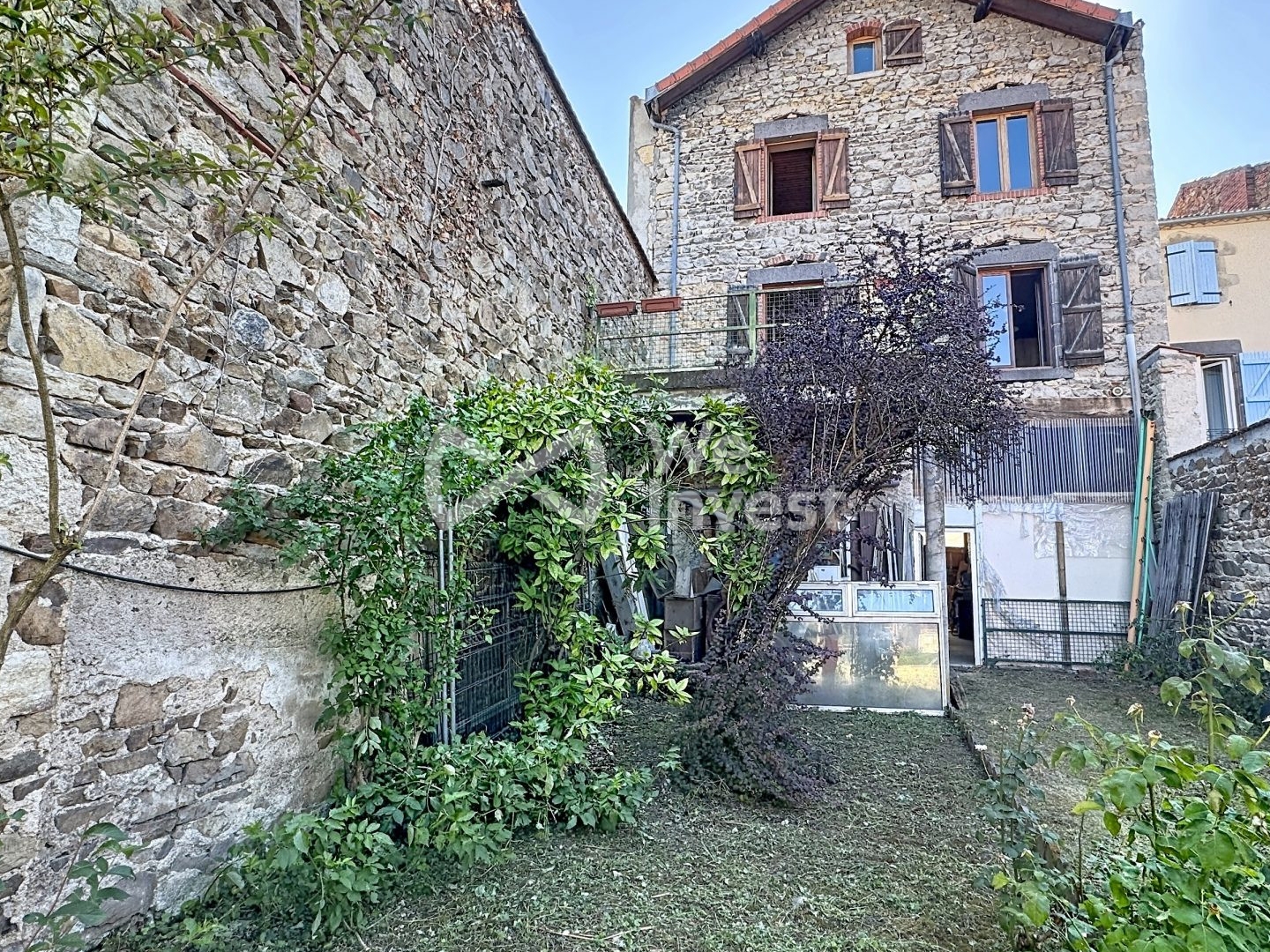 Ensemble immobilier de deux logements, garages, terrasse et jard