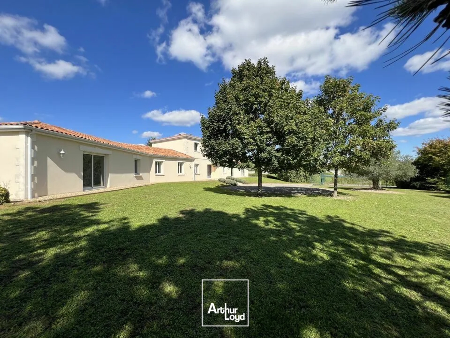 Immeuble à vendre - 547m2 - Val-De-Cognac (16370)