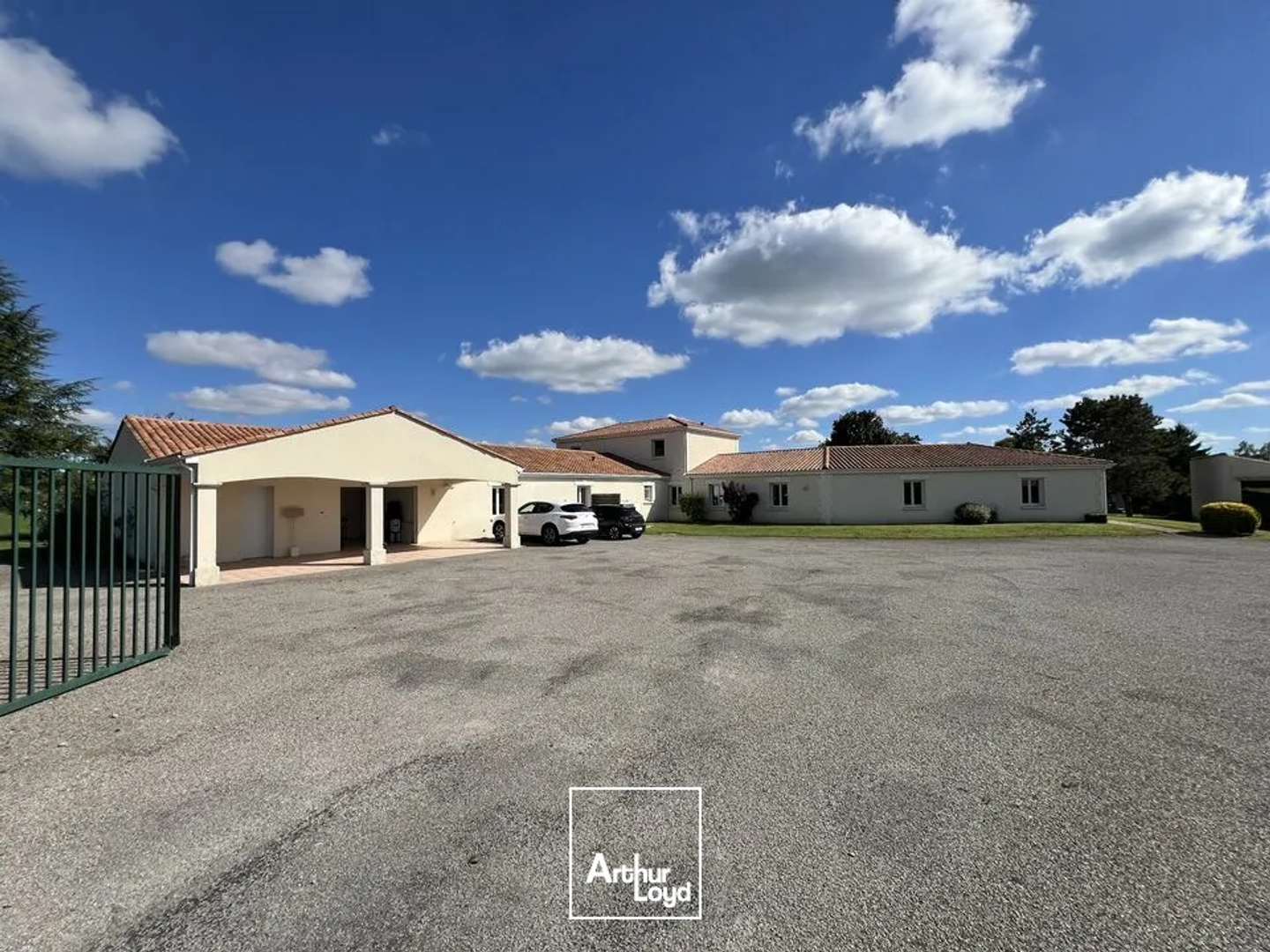 Immeuble à vendre - 547m2 - Val-De-Cognac (16370)