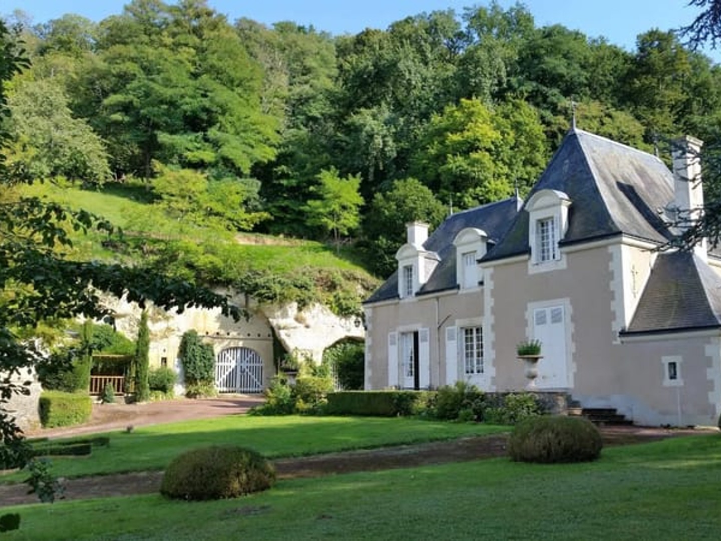 MANOIR D'EXCEPTION ET SES CAVES SOMPTUEUSES