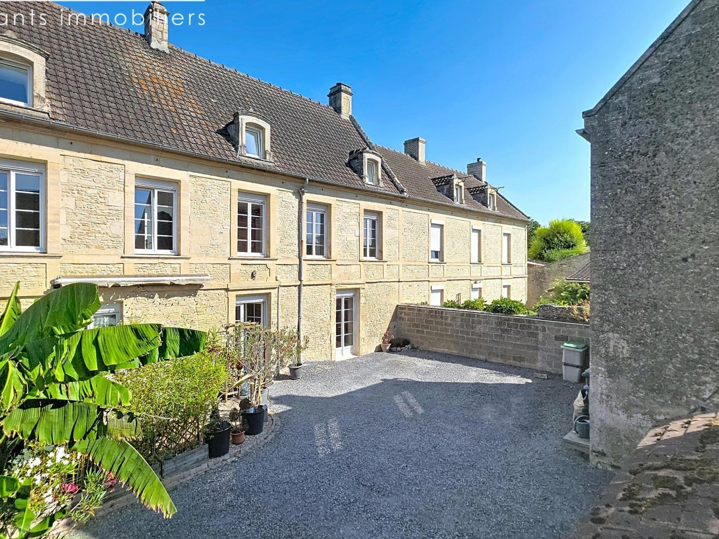 ENTRE CAEN ET LA MER  MAISON DE CARACTÈRE AVEC DÉPENDANCES ET REVENUS LOCATIFS