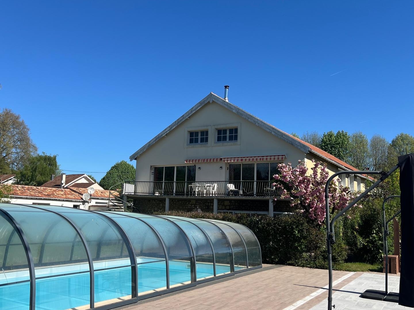 Maison à vendre - 11 pièces - 362m2 - Saint-Jean-D'angély (17400)