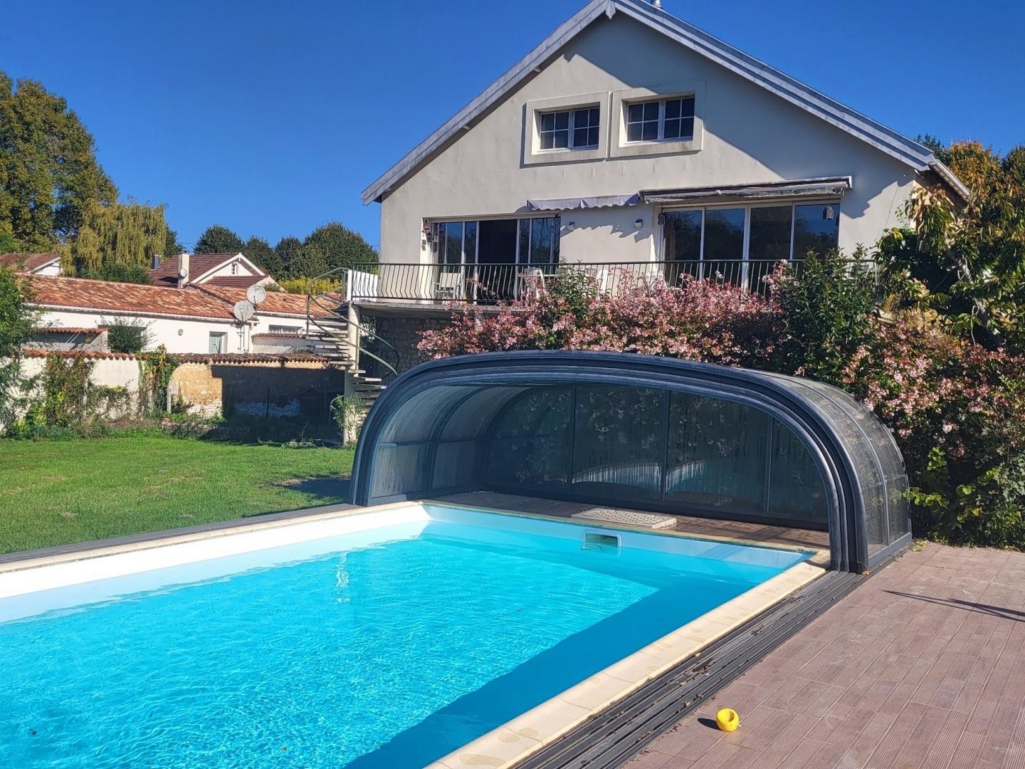 Maison à vendre - 11 pièces - 362m2 - Saint-Jean-D'angély (17400)