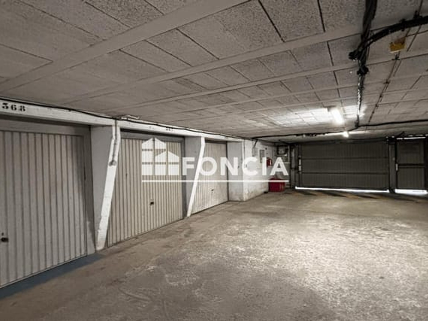 GARAGE FERMÉ AVEC ELECTRICTÉ EN SOUS/SOL