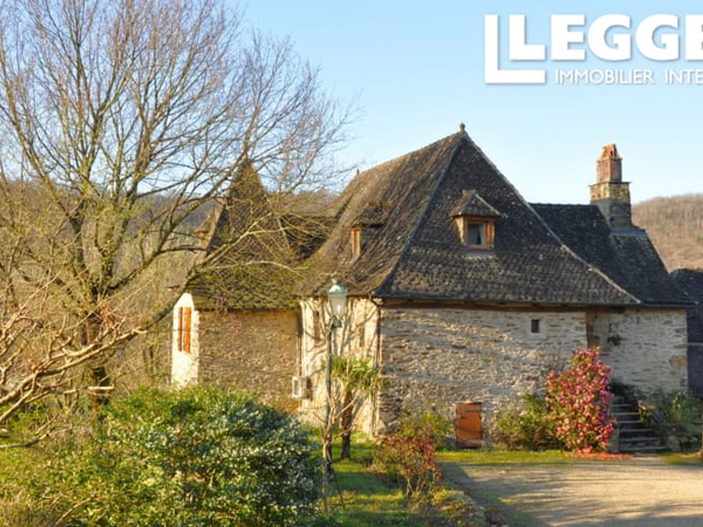 Remarquable : petit manoir et grange rénovée avec piscine, verger, puits, grand terrain et vue exceptionnelle