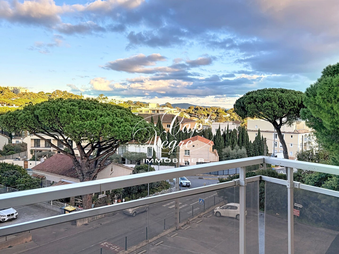 STUDIO CABINE RÉNOVÉ VUE COLLINES À VENDRE CLÉ EN MAIN À CAVALAIRE SUR MER - GOLFE DE SAINT TROPEZ