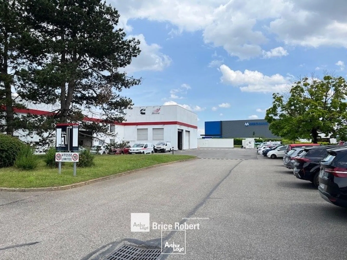Locaux d'activité à vendre à Chassieu avec visibilité exceptionnelle sur A46