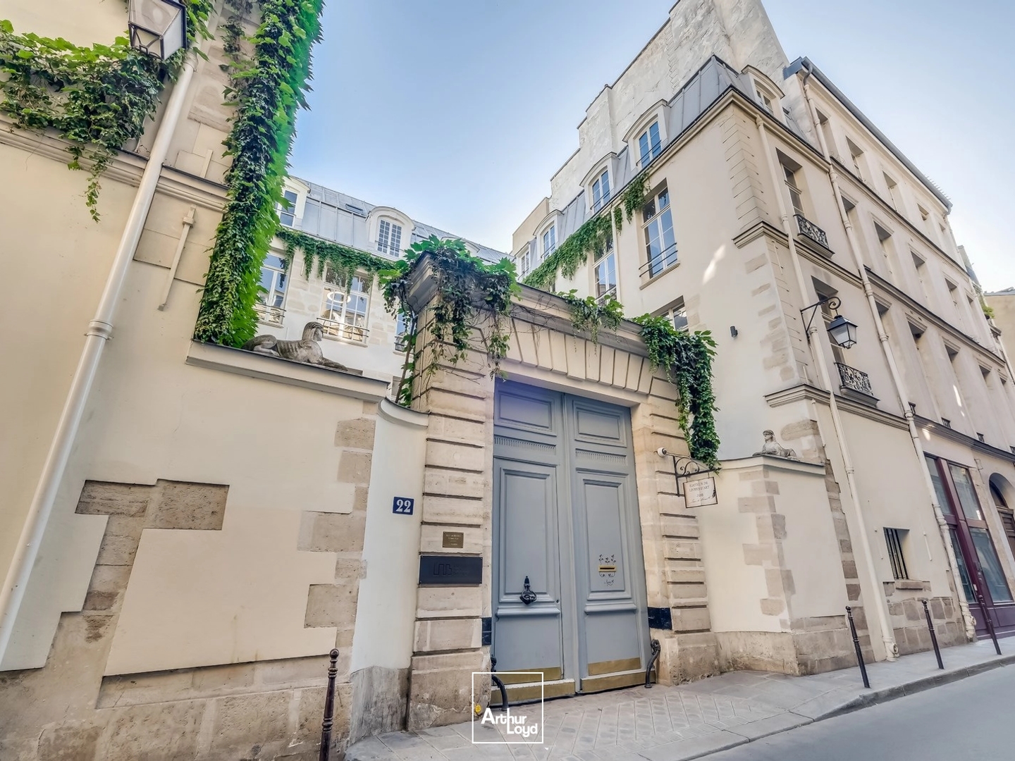 Bureaux opérés Paris 3 - 120 m² privatifs avec terrasse et cour intérieure, 20 postes, rue Chapon
