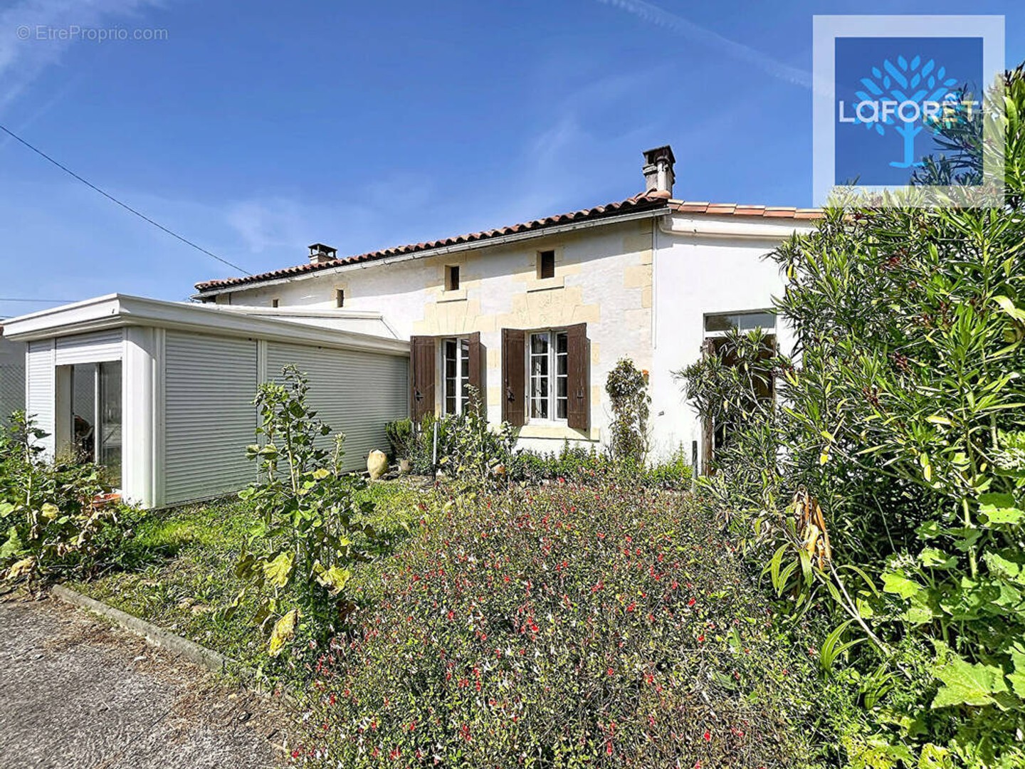 Maison 2 chambres au calme avec garage et terrain clos