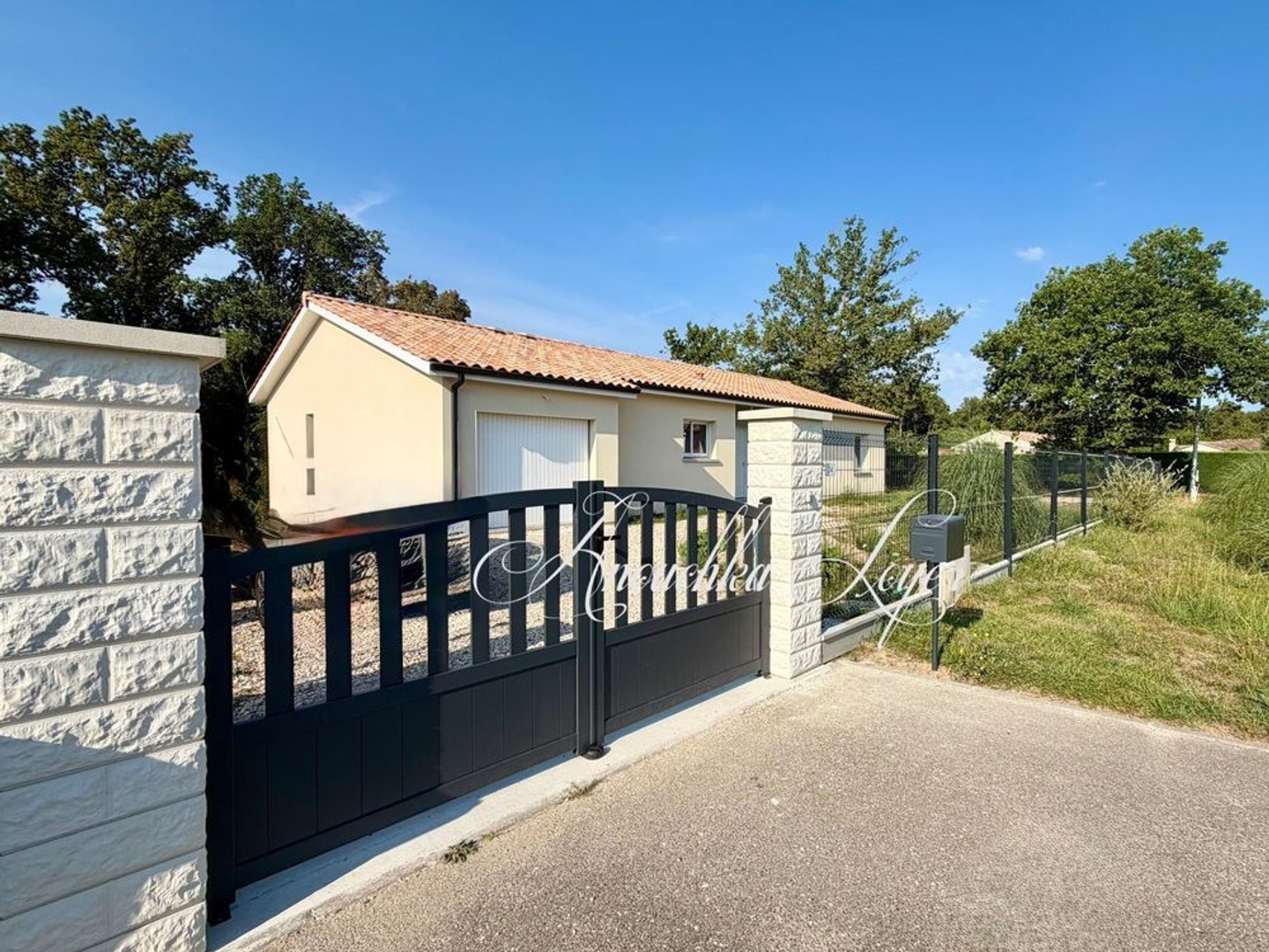 Maison contemporaine de 2025 avec garage