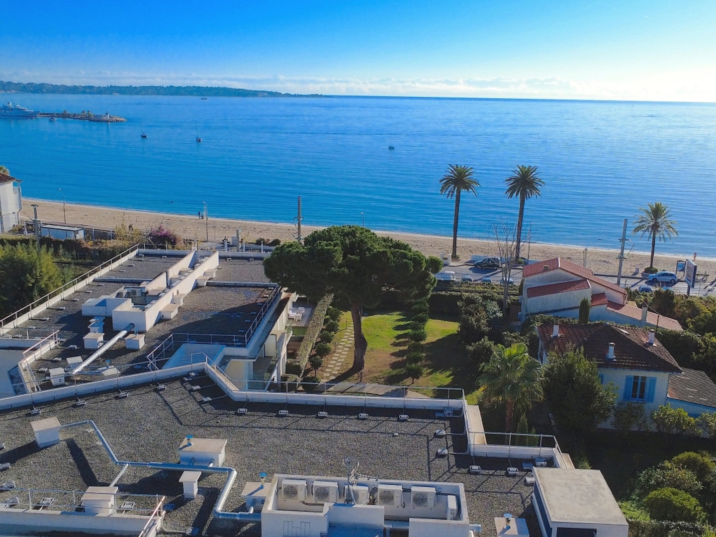 COUP DE CŒUR - 2 PIÈCES EN REZ-DE-JARDIN AVEC PISCINE & GARAGE - GOLFE-JUAN