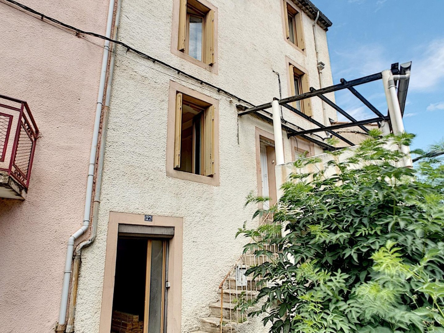 Bel immeuble de trois appartements avec extérieurs
