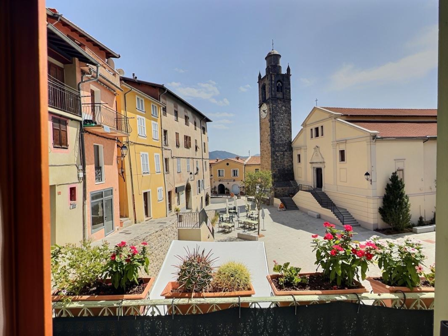 Découvrez cette opportunité d'acheter 2 appartements et d'en louer 1