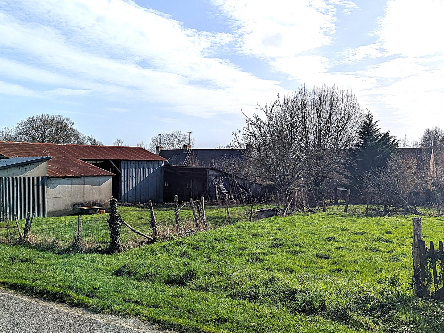 Terrain avec dépendance, de 1 103 m2 constructible