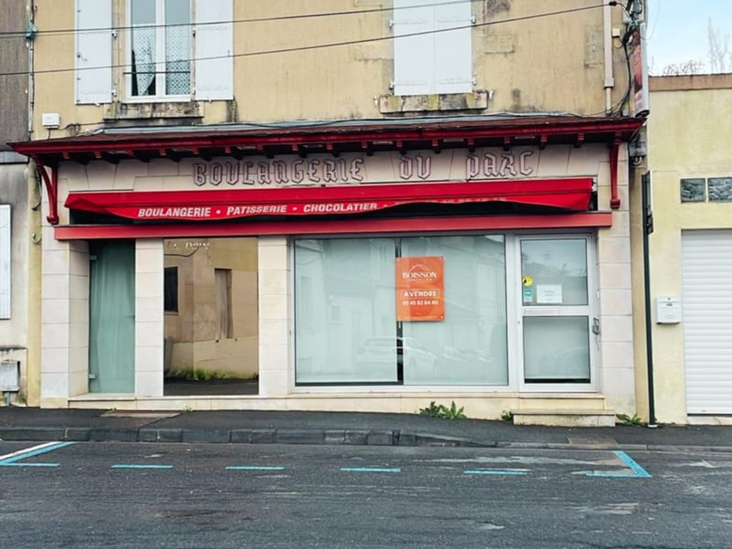ENSEMBLE IMMOBILIER avec un magasin et appartement