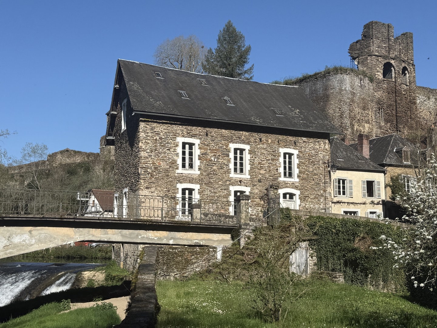 Maison à vendre - 450m2 - Ségur-Le-Château (19230)