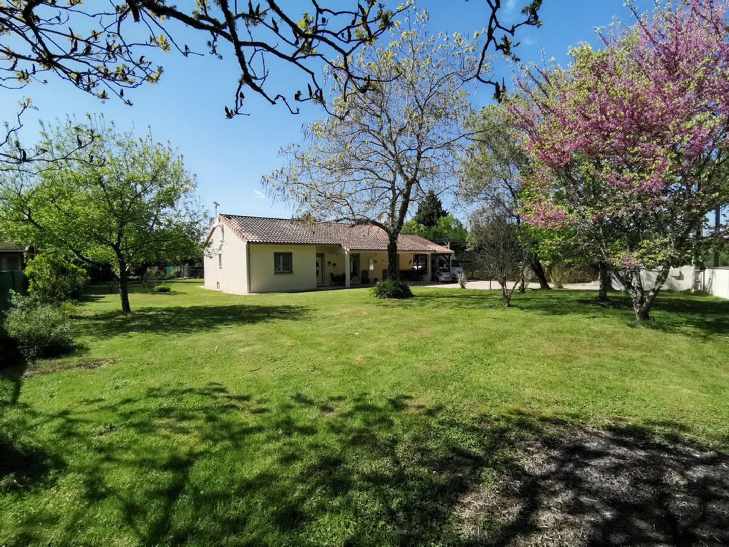 Maison de plain-pied, 3 chambres et petit terrain de camping a vendre proche de Thiviers