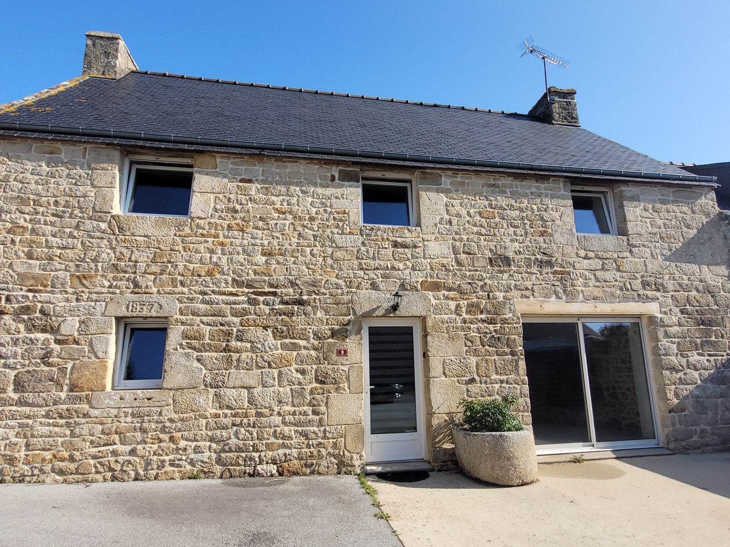 Maison en pierre de pays, secteur calme, jardin clos et arboré