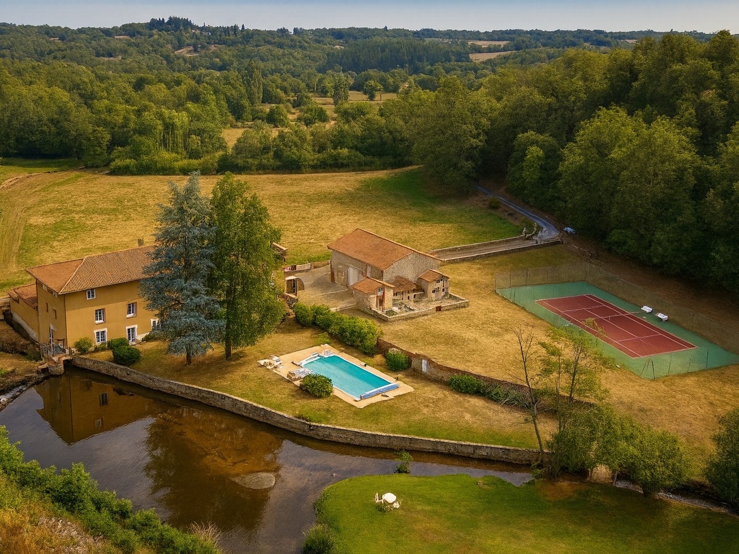 HAUTE VIENNE - Moulin enchanteur au coeur de 7,5 hectares de nature, sans voisins