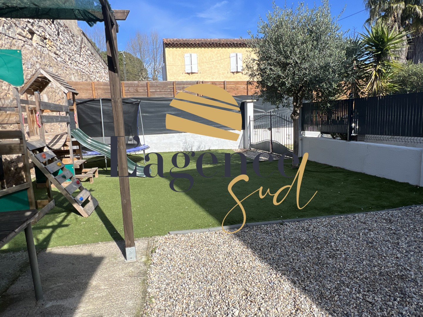 Haut de villa avec jardin et dépendance