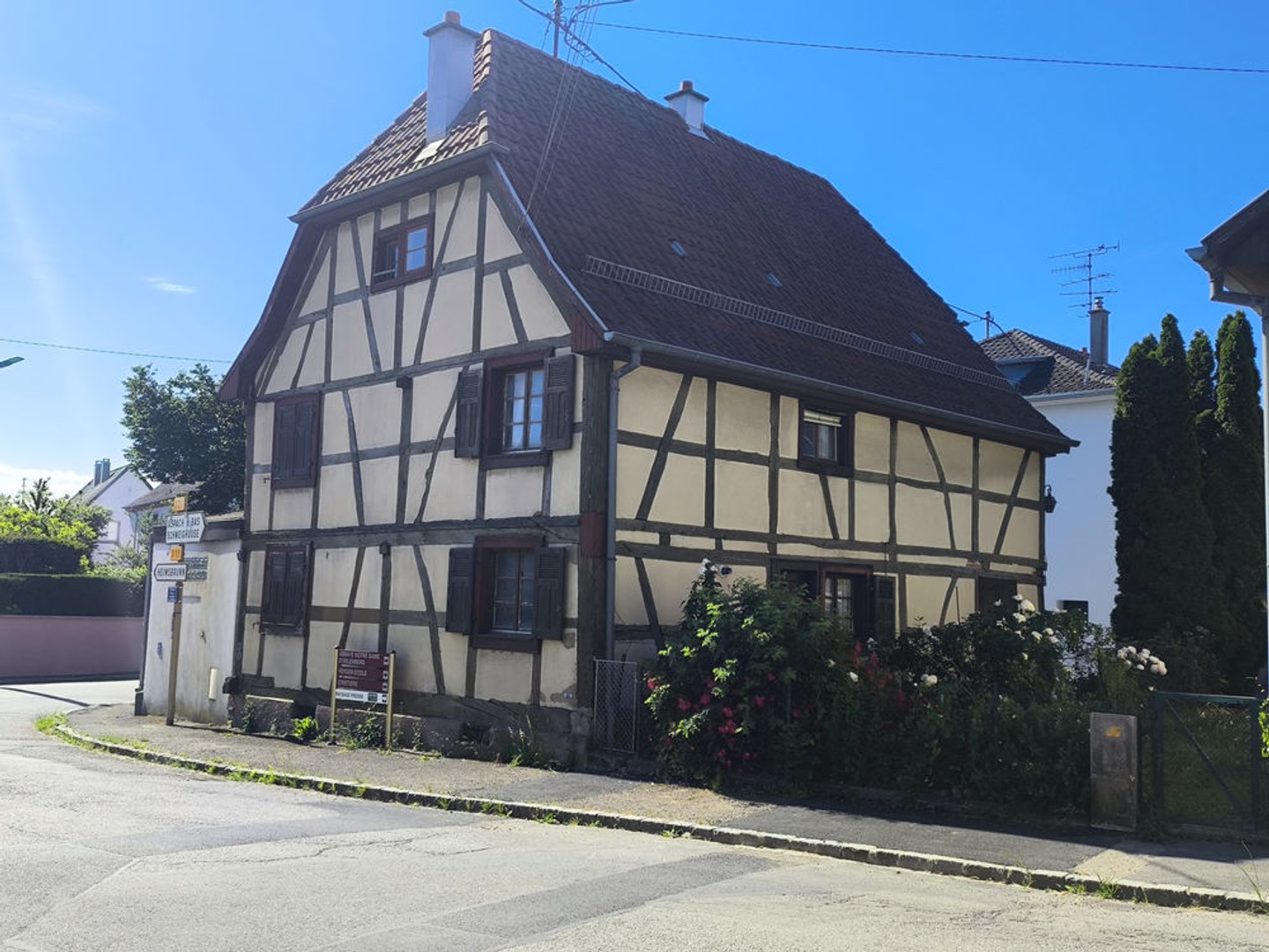 Maison alsacienne de caractère + local professionnel de 130 m2 Une opportunité unique à Reiningue !