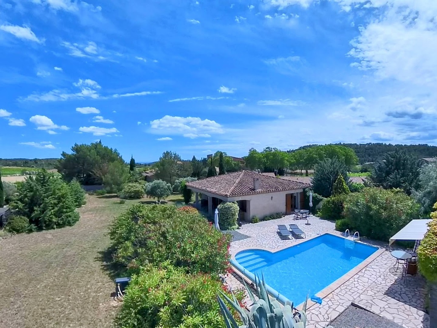 Belle villa avec vue imprenable, piscine et garage