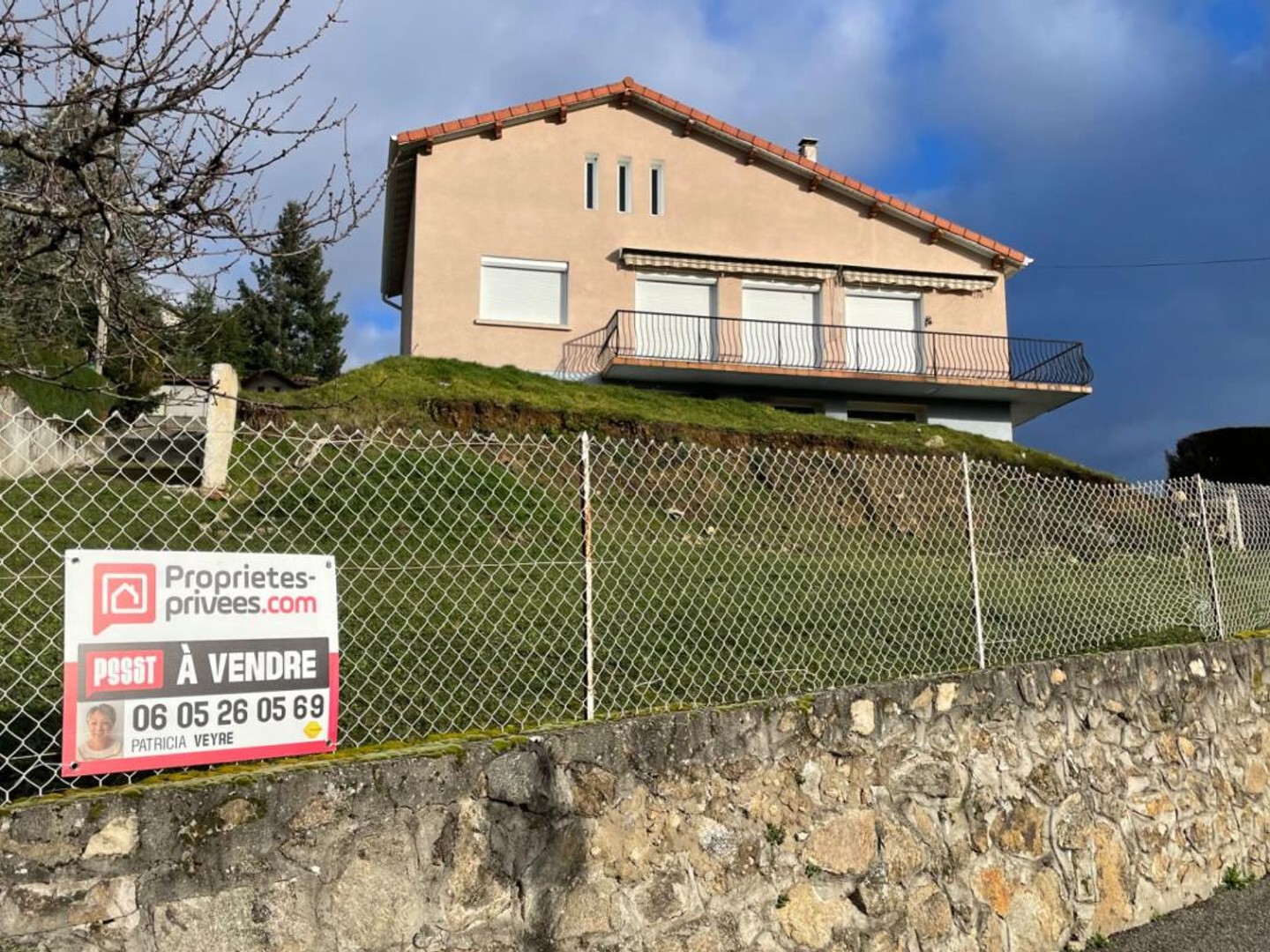 Bourg Argental (42220) Maison sur sous-sol complet 84 m² habitables plus combles sur 1 157 m² de terrain