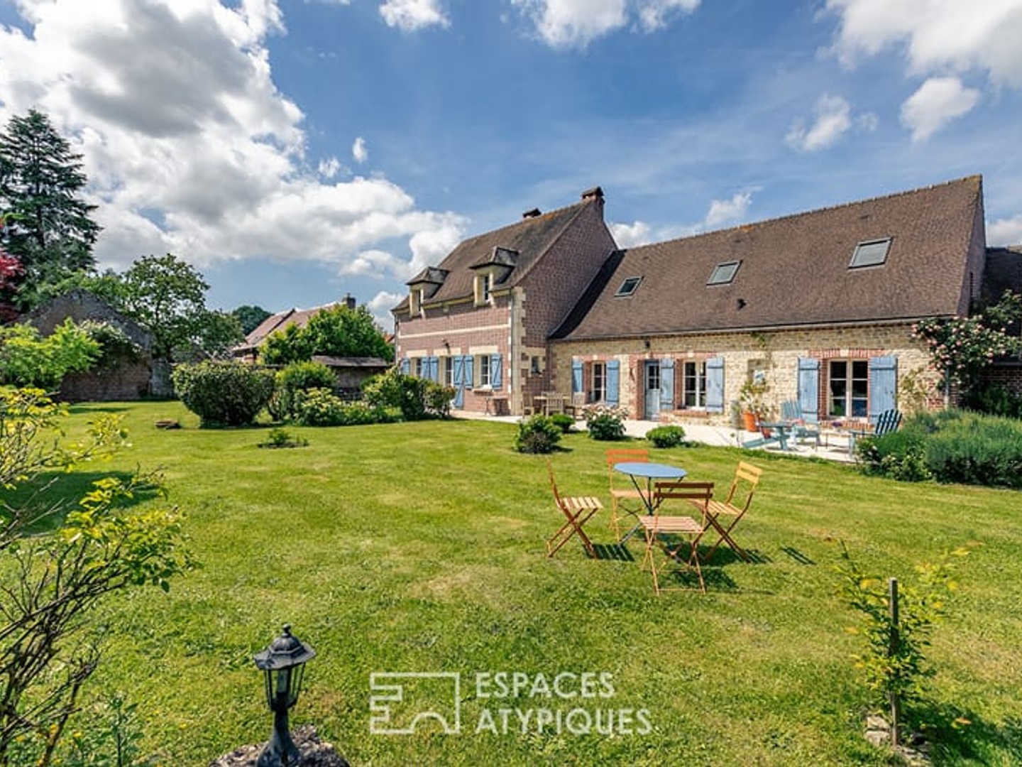 Longère rénovée avec jardin et dépendances dans village recherché proche de Pronleroy