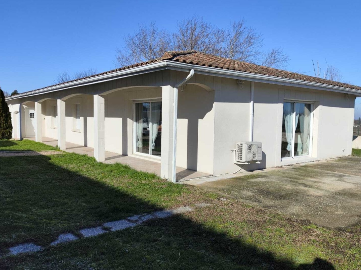 YVRAC CENTRE : MAISON DE PLAIN-PIED 4 CHAMBRES JARDIN