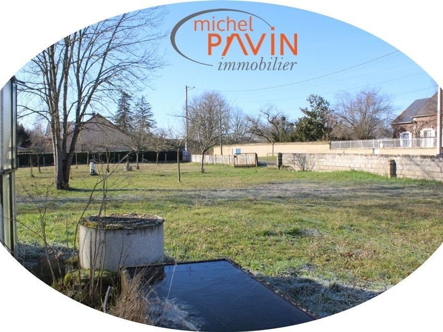 TERRAIN CONSTRUCTIBLE, 896 m², A LA SORTIE DU VILLAGE