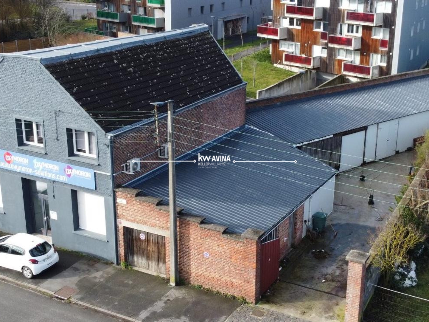 Ensemble immobilier 370 m² au total + hangar + cour. Proximité gare