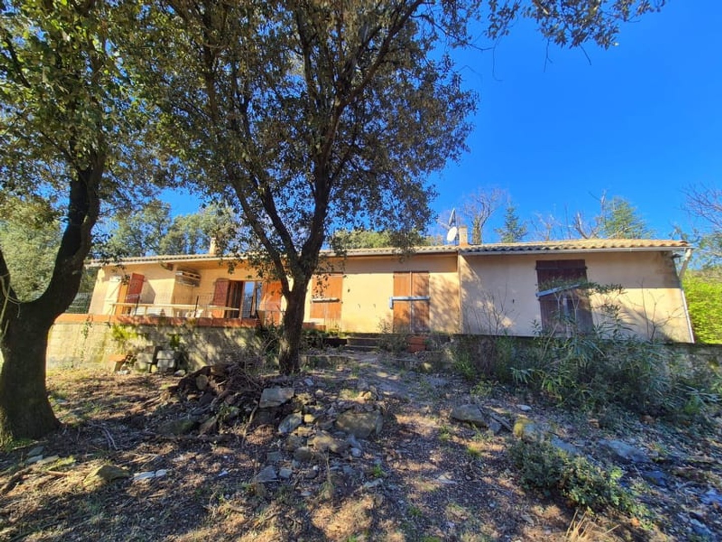 Ensemble immobilier à rénover avec 1,6 ha de terrain - proche Olargues