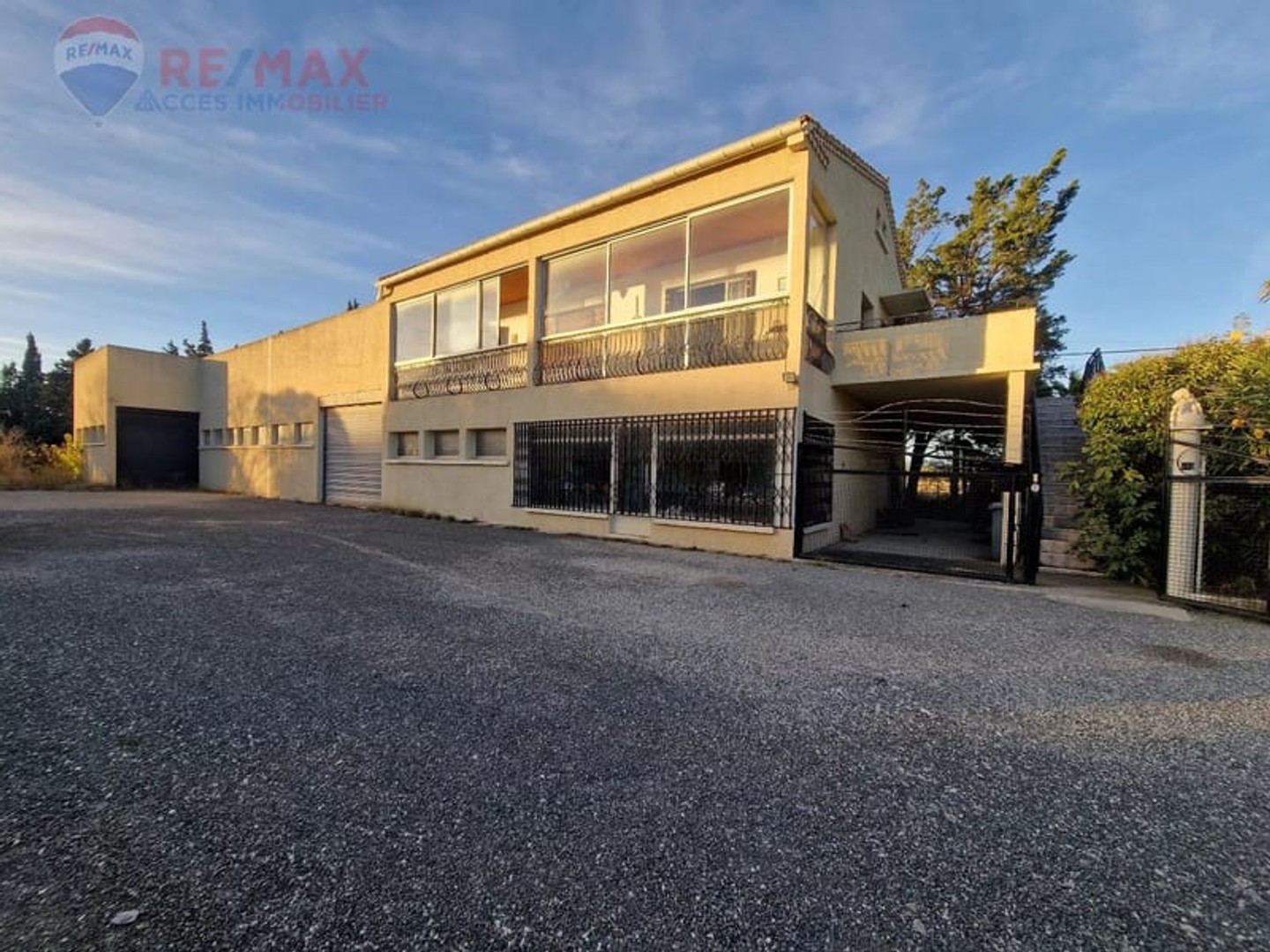 Hangar de plus de 340 m² avec logement attenant de type 4 et jar