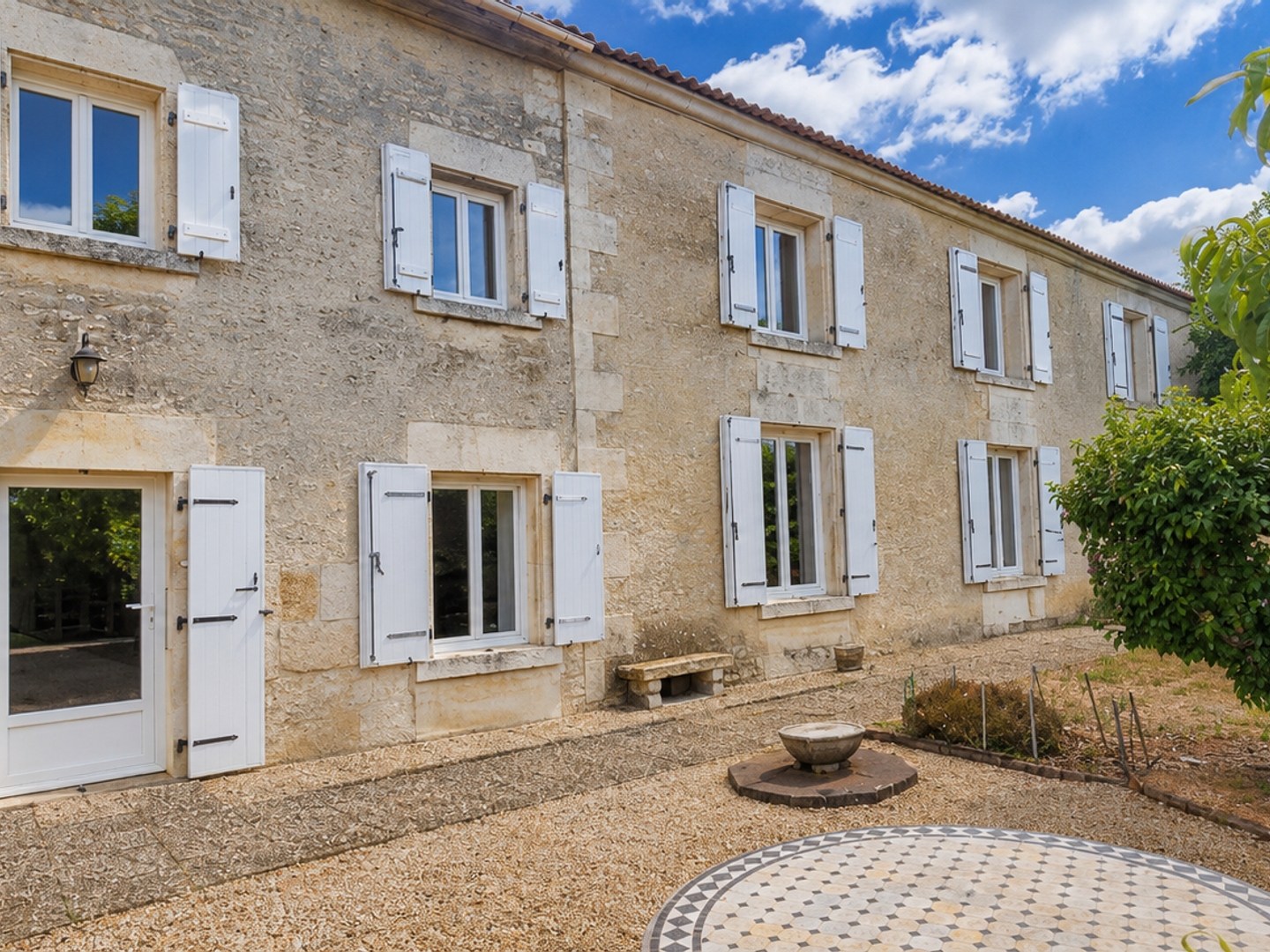 Maison en pierre de caractère avec atelier de 90 m² et grand terrain arboré