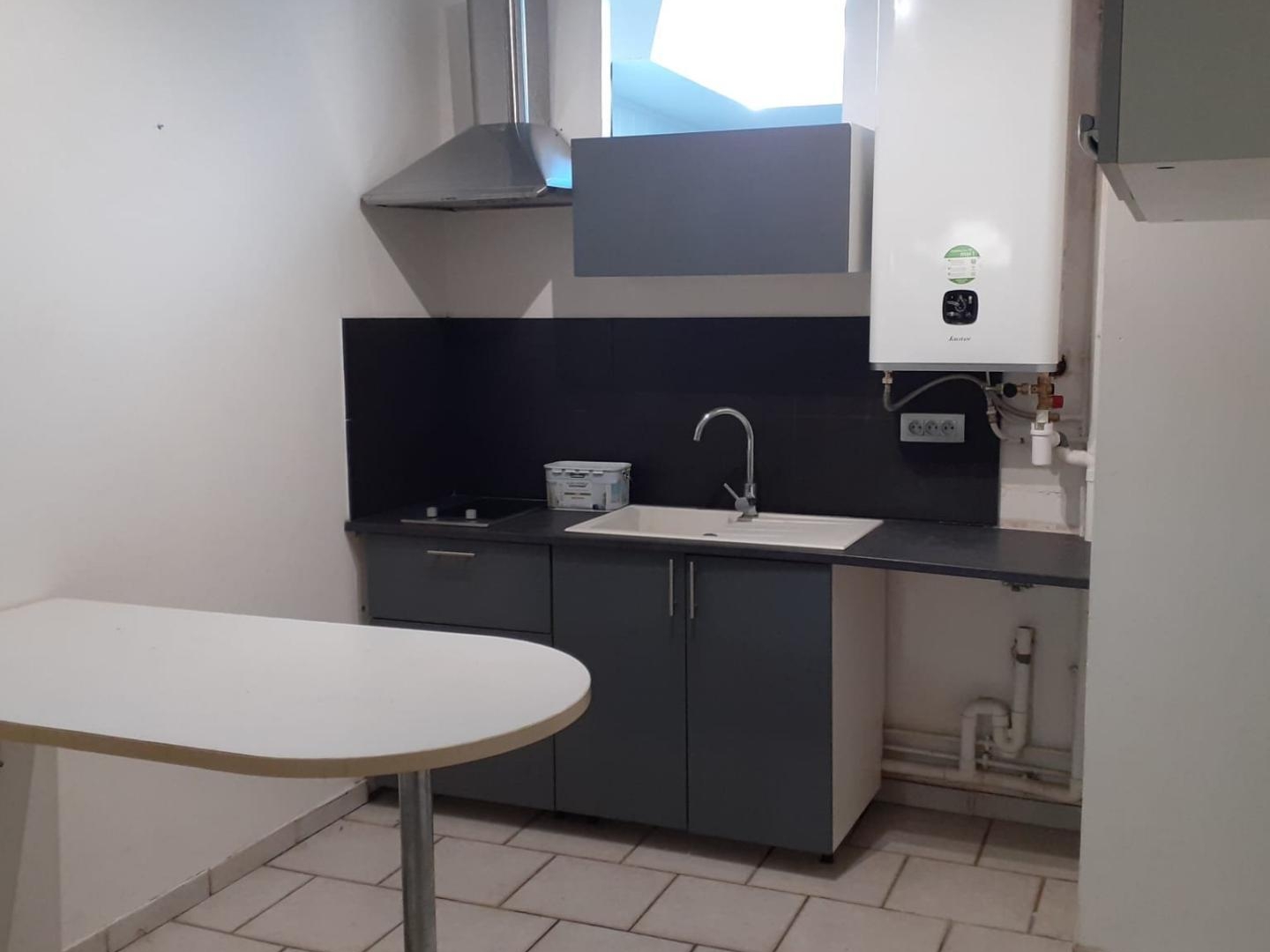 Maison mitoyenne vendue louée, idéal INVESTISSEUR, pas de charges de copro